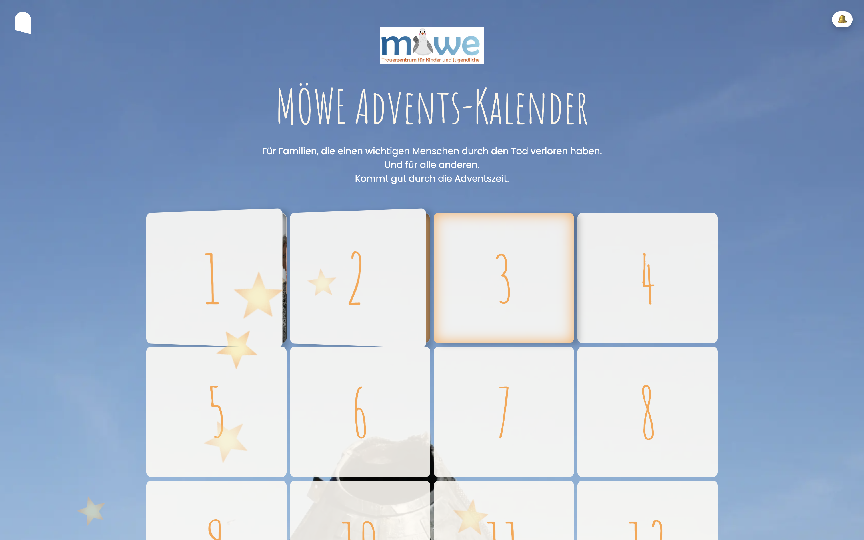 Advent calendar of the Möwe grief center against a blue sky, featuring the logo, title, and white doors with orange numbers and stars.